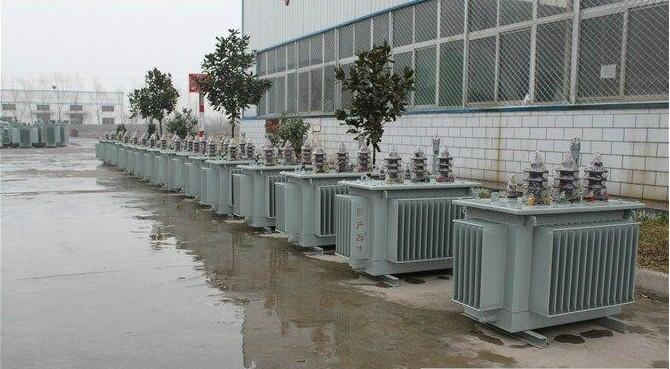 油浸式變壓器的保養如何去做？預防滲漏油：油浸式變壓器在油箱內充滿變壓器油，裝配中依靠緊固件對耐油橡膠元件加壓而密封。